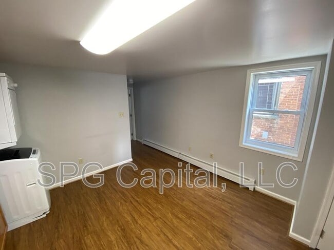 Building Photo - 239 E King St