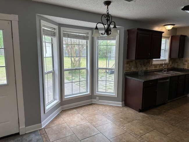 Building Photo - 3205 Turtle Creek Rd