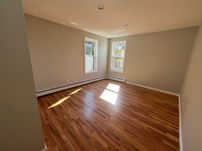 Building Photo - 30 Cross St E