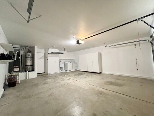 Building Photo - AVAILABLE NOW!!! 3 Bedroom 2 Bathroom Home in La Quinta