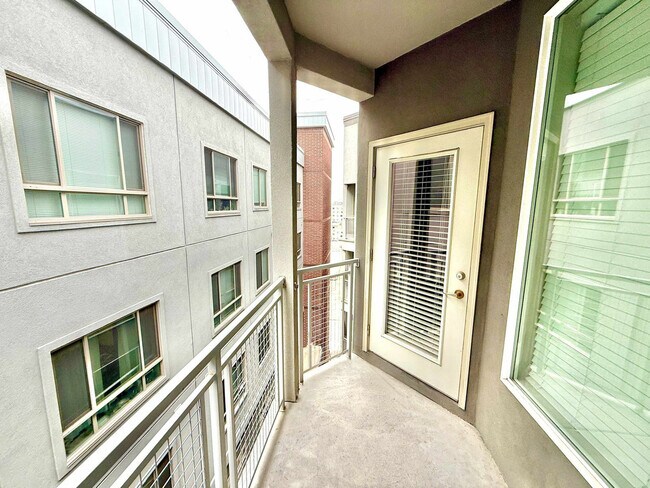 Building Photo - 460 E 400 S