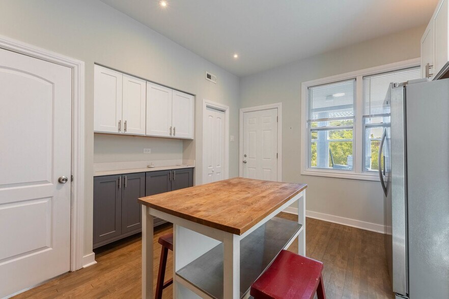 Building Photo - 2729 S Harding Ave