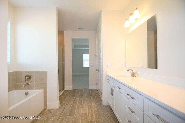 Building Photo - 657 Clearwater Ave