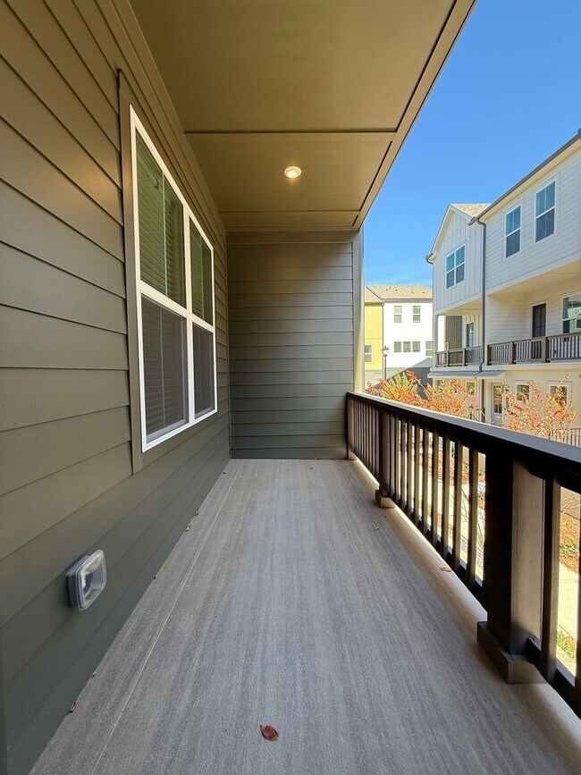 Building Photo - Peaceful City Living close to Everything!