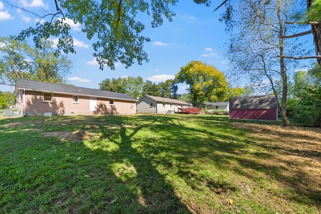 Building Photo - Close to Ft. Campbell! Renovated 3 Bed 2 Bath Home!