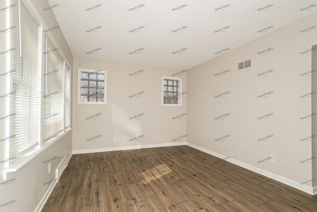 Building Photo - 1121 Trampe Ave