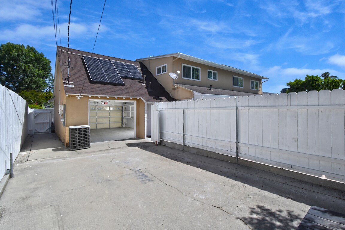 Building Photo - 23648 Emelita St