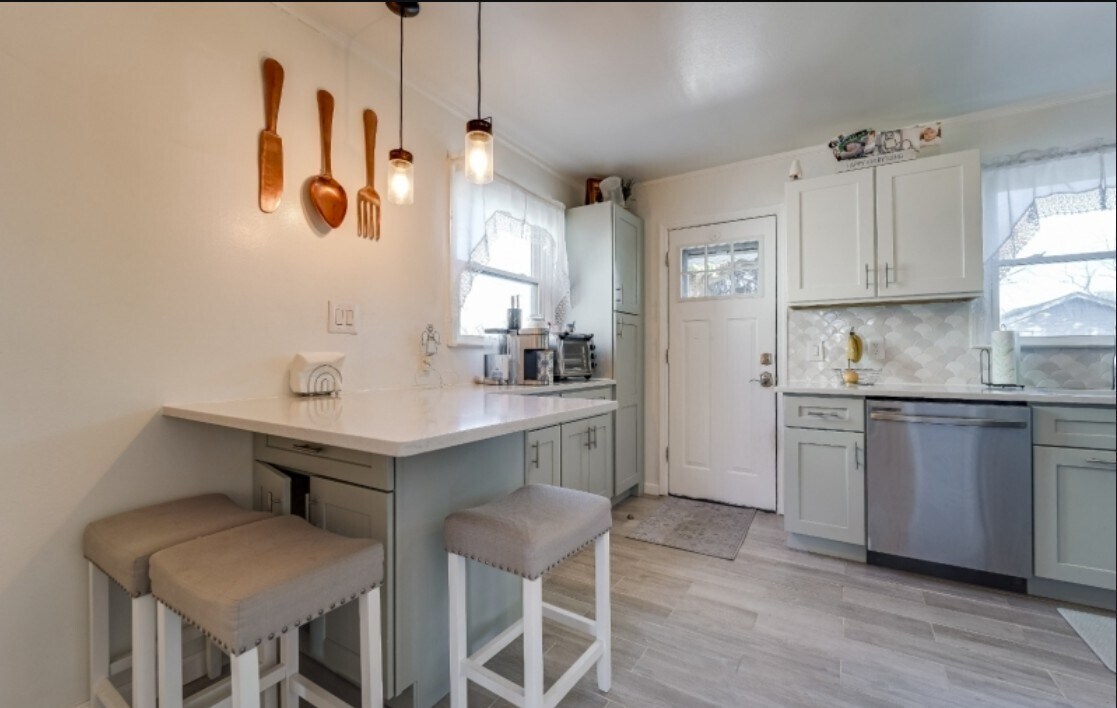 Building Photo - 391 Ward St