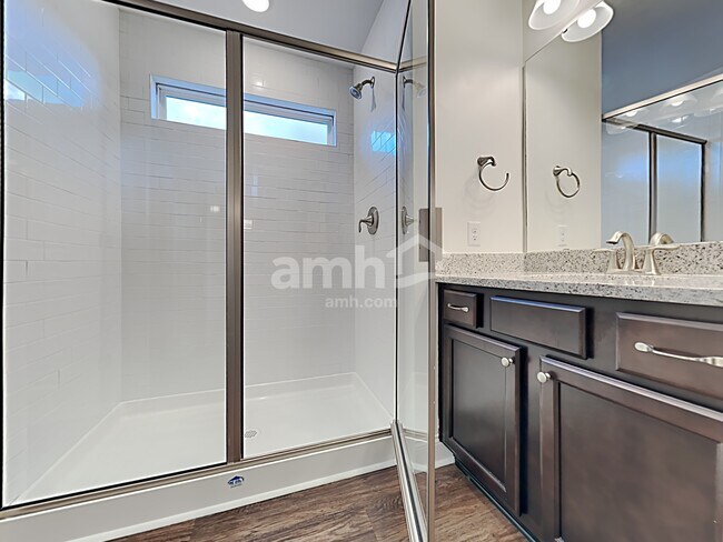 Building Photo - 605 W Lionel Rd