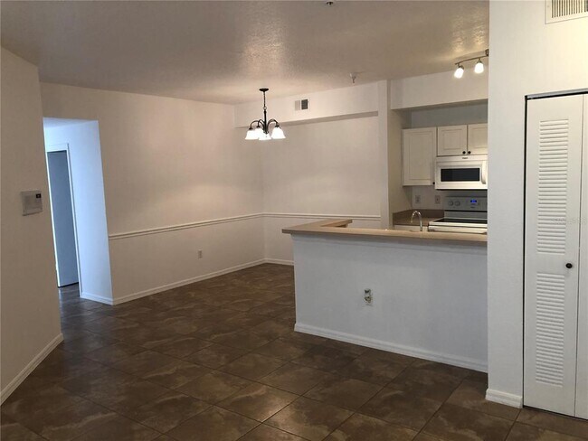 Building Photo - 5572 Metrowest Blvd