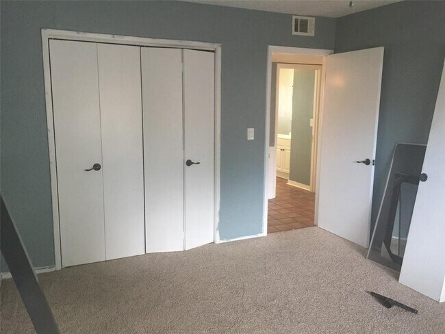 Building Photo - 1005 Ramada Dr