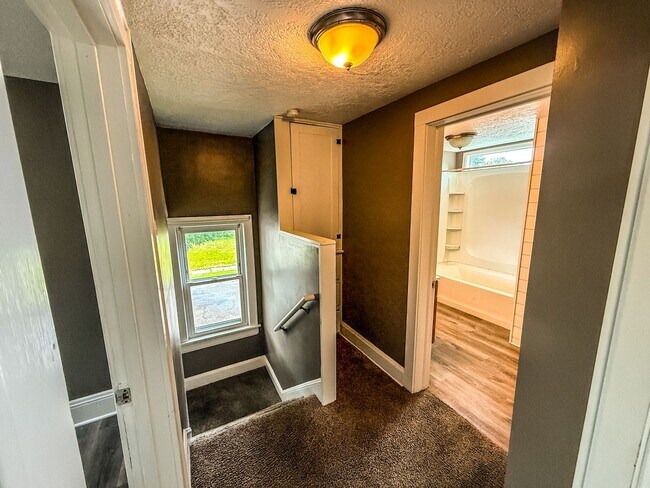 Building Photo - For Rent – Nicely Updated 3-Bedroom Home i...