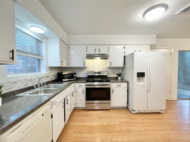 Building Photo - 6 Lea Oak Ct