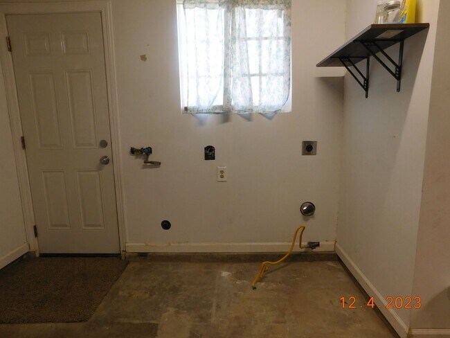 Building Photo - Spacious 3-bedroom, 2-bathroom home