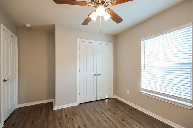 Building Photo - 28923 Hidden Lake W