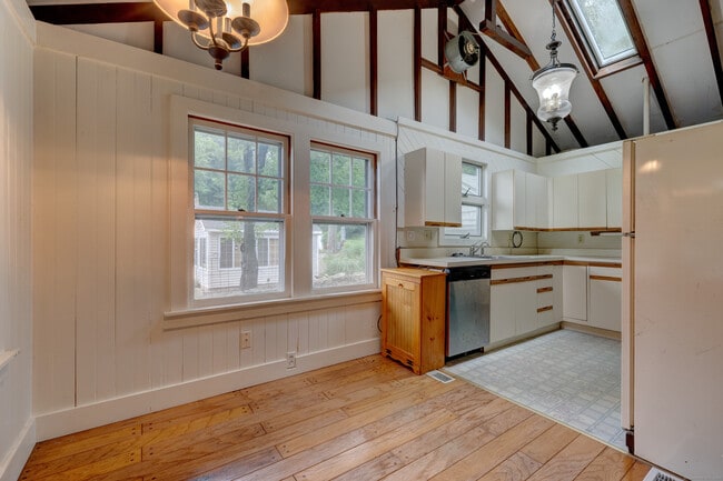Building Photo - 285 Deepwood Dr