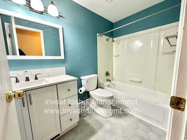 Building Photo - Enjoy the foothill views from your backyard!