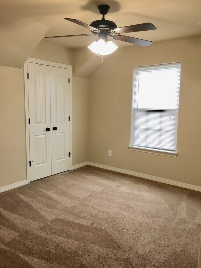 Building Photo - 817 Dominik Dr