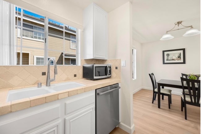 Building Photo - Beautiful, Quiet, Furnished, Upgraded Home in Heart of Torrance for Short Term Rental