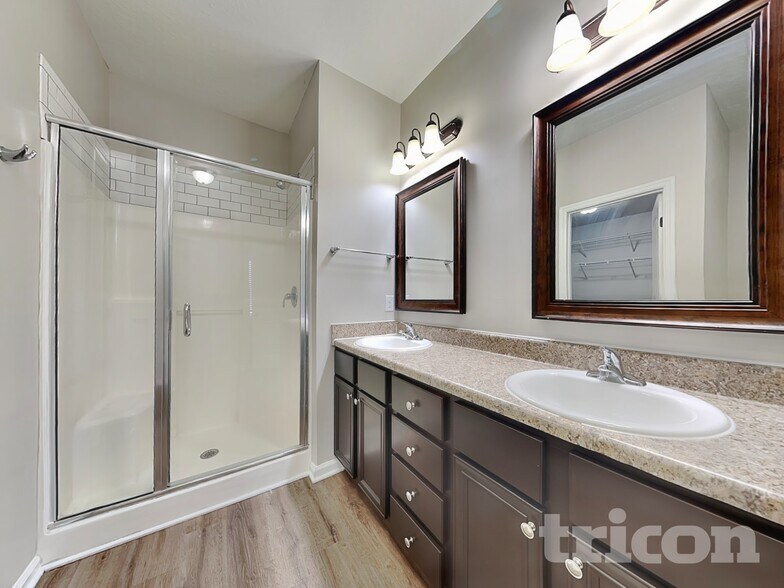 Building Photo - 1329 Royal Oak St