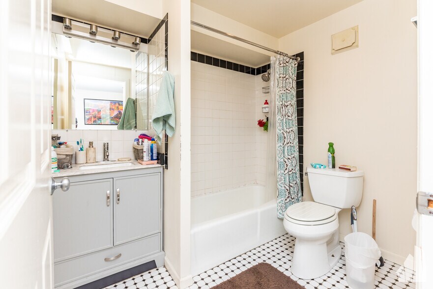 Building Photo - 1301 N Hoyne Ave