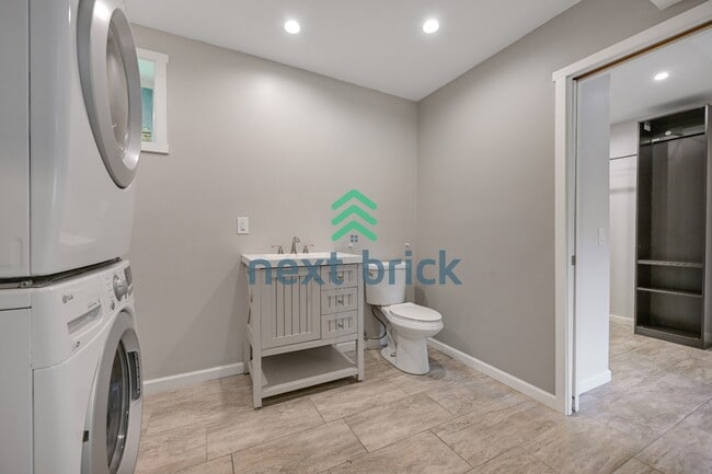 Building Photo - Move-In Ready 4 Bedroom Home in Prime Bellevue Location