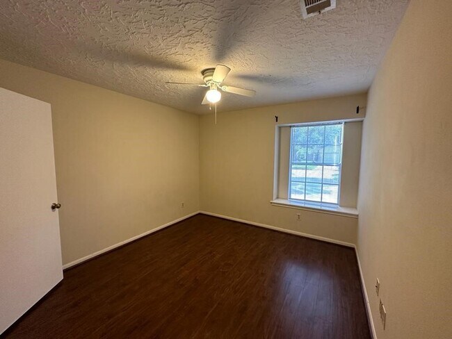 Building Photo - 239 Kings Way