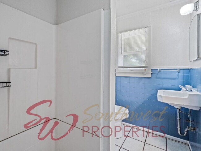 Building Photo - 4 Bedroom Home Just One Block from Campus | 2 Living Areas + Corner Lot