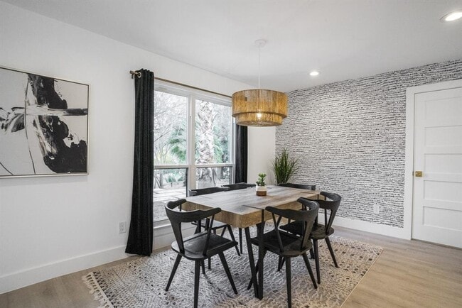 Building Photo - 2001 Wychwood Dr