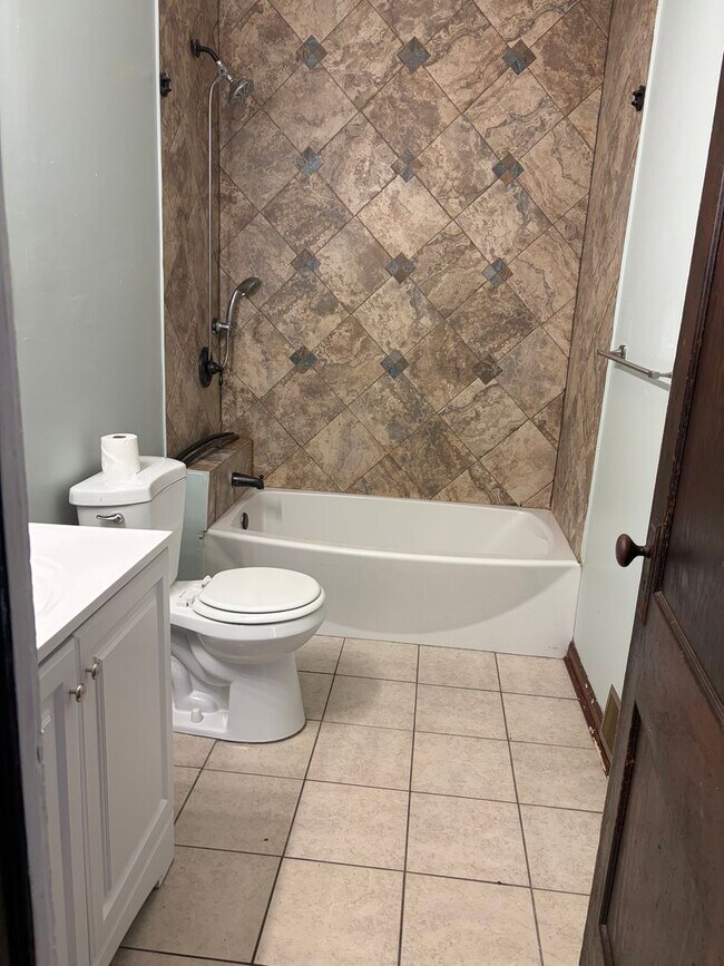 Building Photo - 2 BR West Side