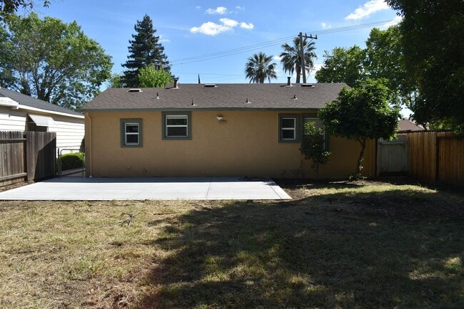 Building Photo - Lovely house located close to downtown and the police department with easy access to I-80!