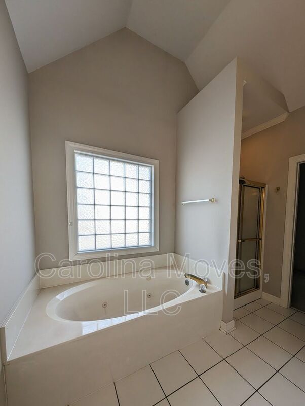 Building Photo - 33 Meadow Springs Ln