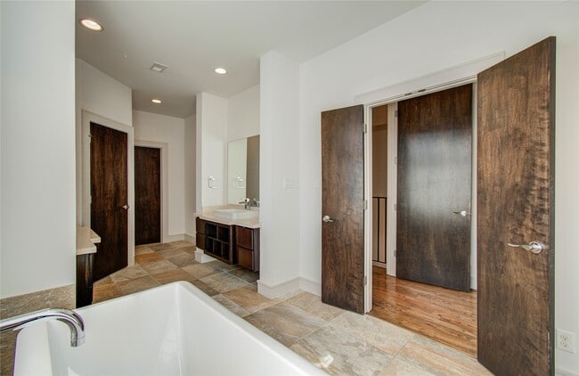 Building Photo - 1808 Ridgewood St