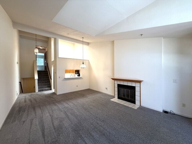Building Photo - SPACIOUS TWO BED / TWO BATH UPPER-LEVEL CO...