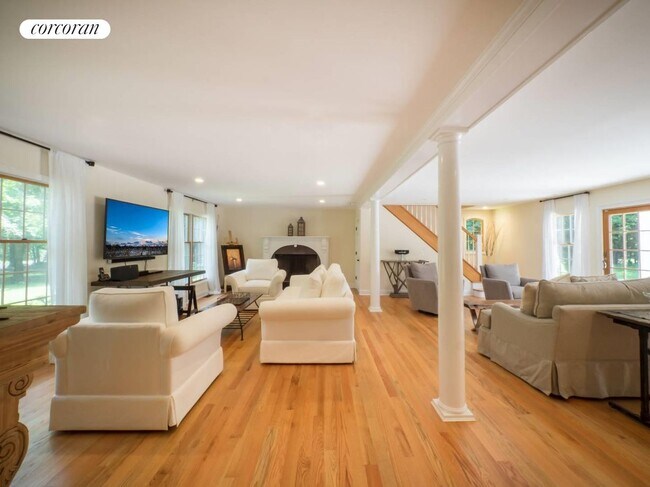 Building Photo - 1532 Noyack Rd