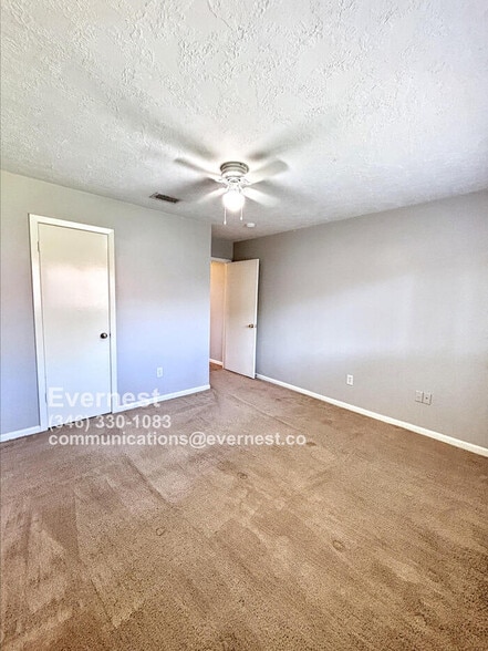 Building Photo - 21222 Park Mt Dr