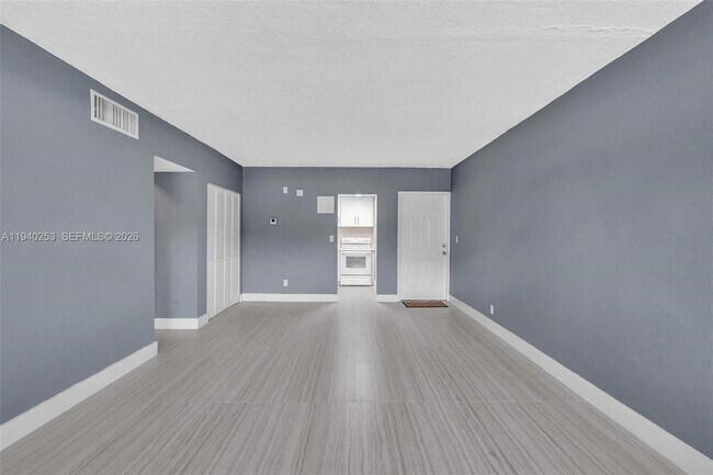 Building Photo - 101 SE 6th Ave