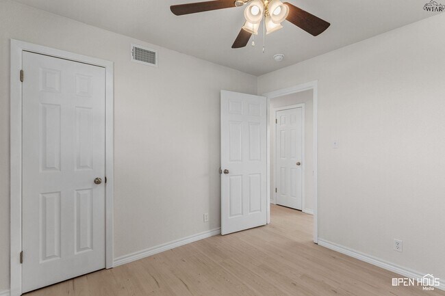 Building Photo - 3201 Cuba Ct