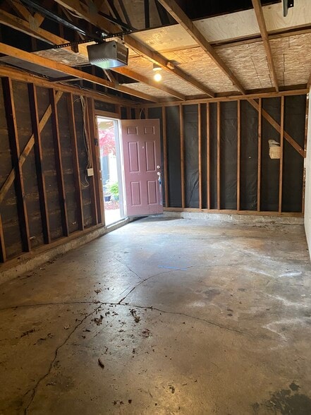 Building Photo - 3310 NE 49th St