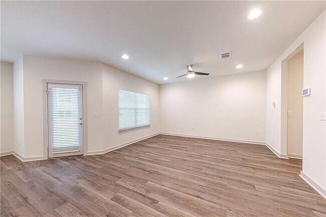 Building Photo - 1044 Winnsboro Lp