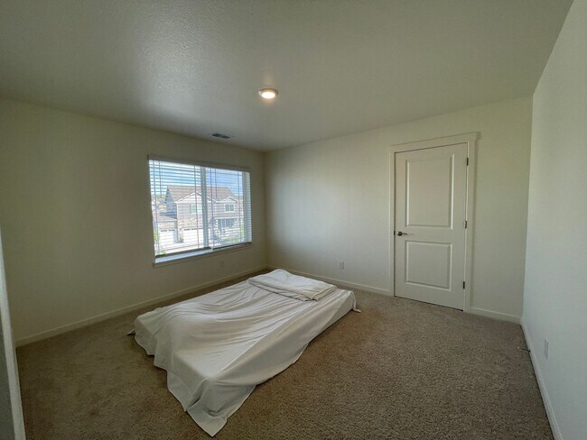 Building Photo - Live Lavishly in Crystal Valley Ranch