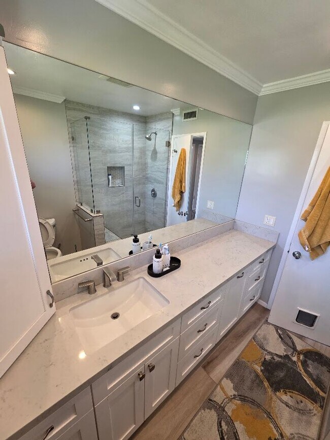Building Photo - UPPER 1BD/1BA CONDO WITH GARAGE AND COMMON...