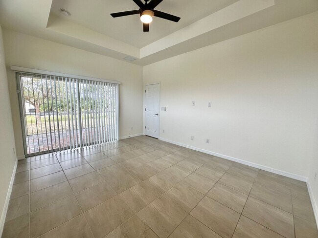 Building Photo - Huge Screened Lanai! Modern & Spacious 4 Bed 2 Bath