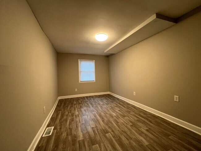 Building Photo - Move-in Ready!