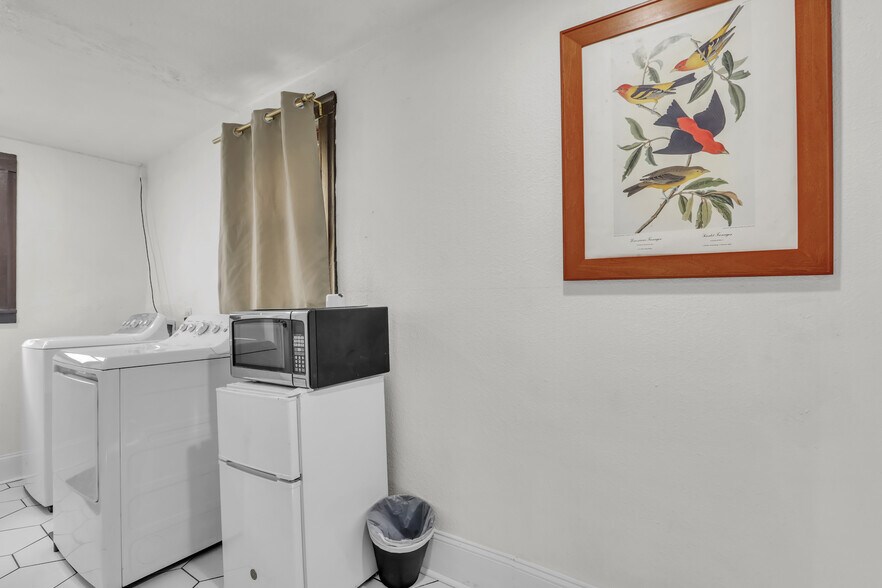Room 3 Privet Launry Room/ Mini Fridge, Microvawe - 51 E 4th St