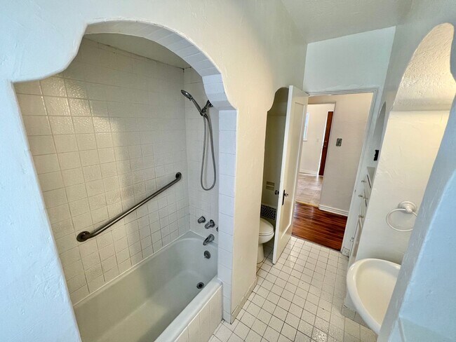Building Photo - Charming Belmont Shore 2BD/1BA in Spanish-Style Duplex | Garage Included
