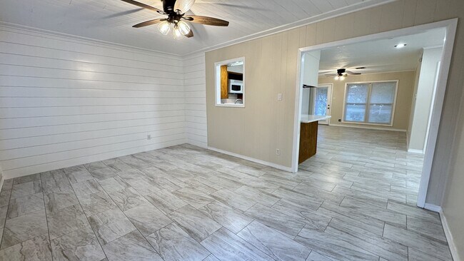 Building Photo - 112 Crestview Dr