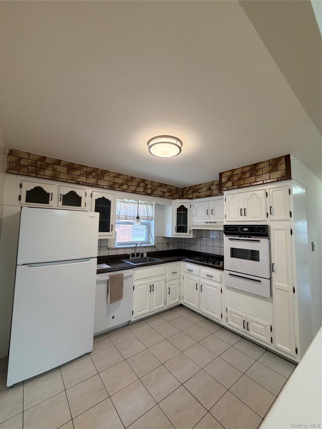 Building Photo - 2735 Cropsey Ave