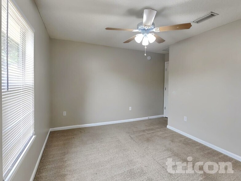 Building Photo - 2450 Creekfront Dr