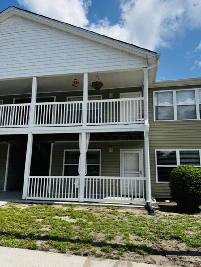 Building Photo - 2 bedroom 2 bath condo located close to beaches, shopping and restaurants